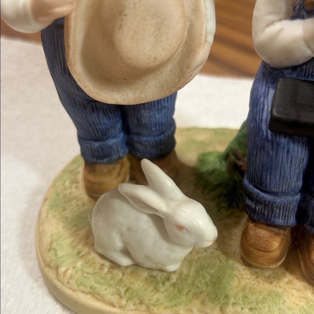 Vintage Homco Porcelain Children Figurine Boy w/hat & girl w/Pink Bow & Bible. - Picture 4 of 8